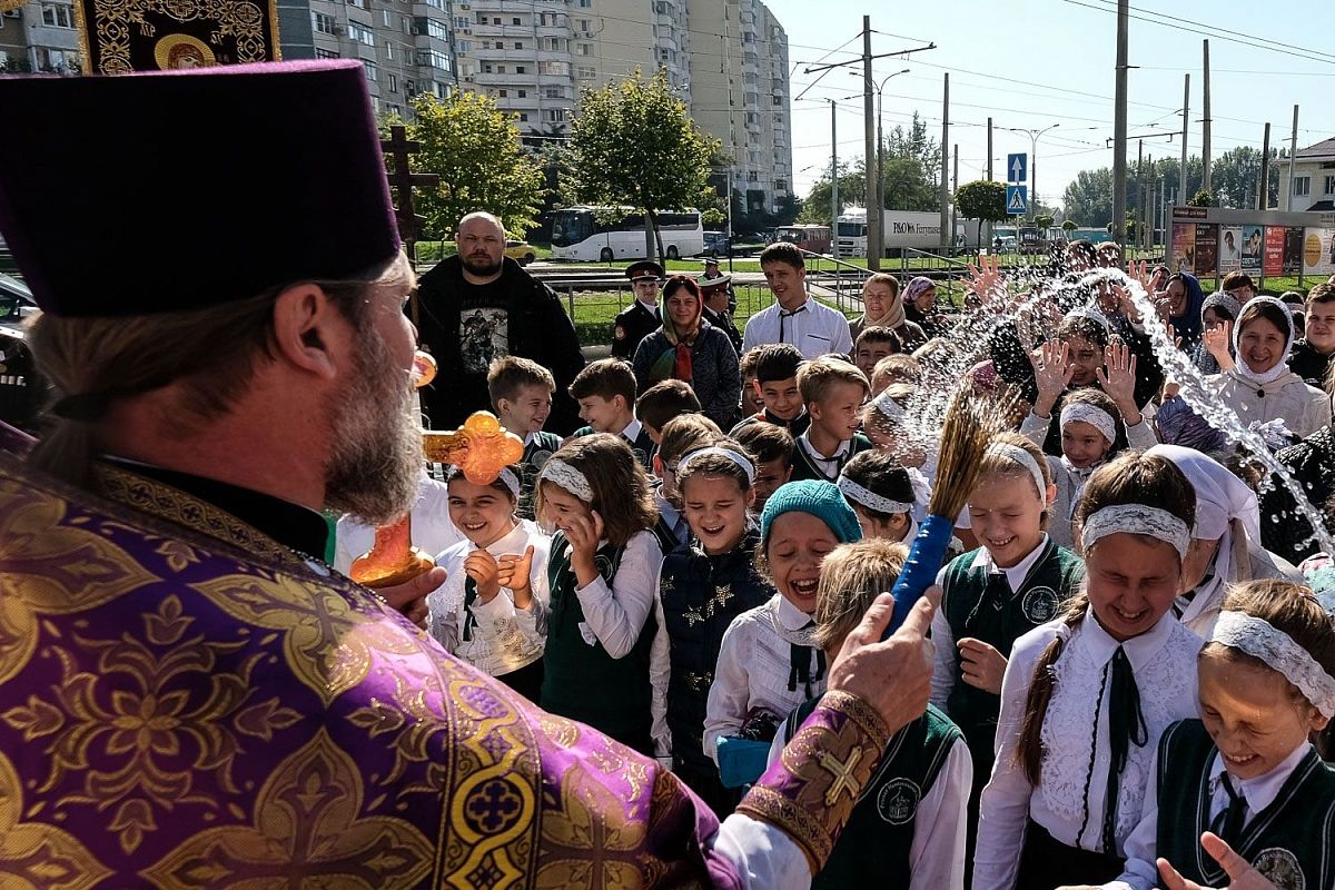 Возле каждого поклонного креста был отслужен молебен.