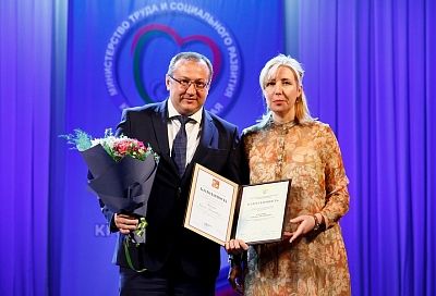 Вице-губернатор Кубани Анна Минькова вручила государственные награды соцработникам и специалистам центров занятости