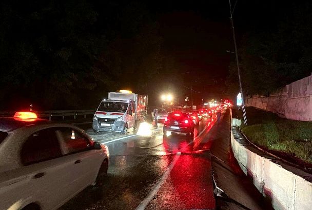 На Мамайском перевале введено реверсивное движение из-за разрушения дороги Джубга – Сочи