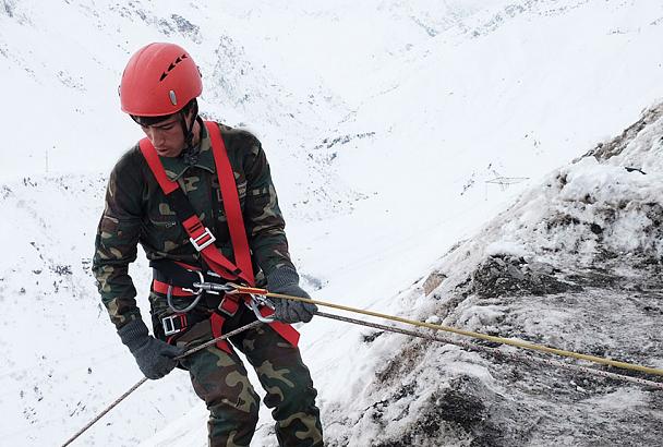 Спасатели эвакуировали тела трех кубанских альпинистов, погибших в горах Северной Осетии