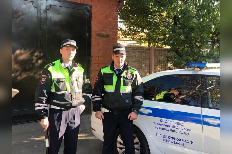 В Краснодаре инспекторы ДПС помогли доставить в больницу пассажирку автомобиля с приступом болезни