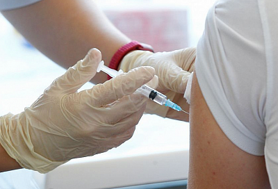 Минздрав РФ официально включил вакцинацию от COVID-19 в национальный календарь прививок
