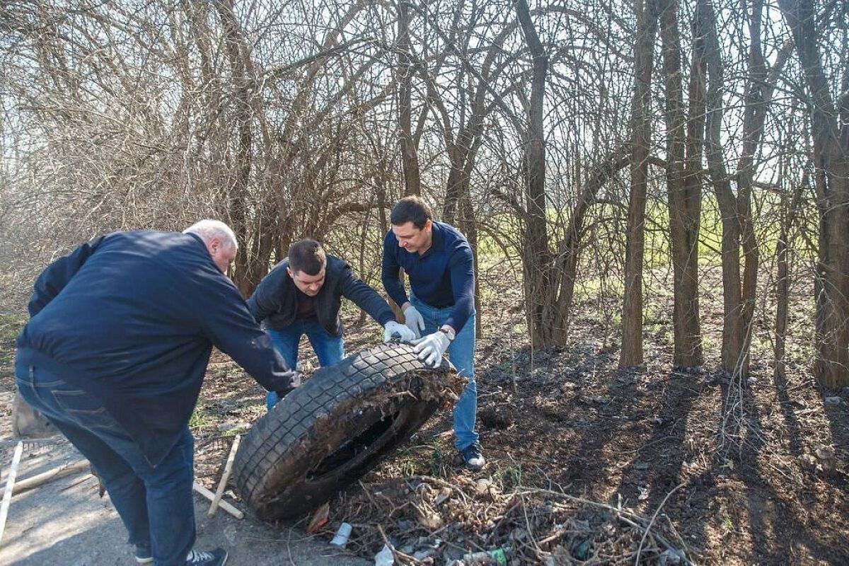 В Краснодаре убрали территорию вокруг озера Лотосов 