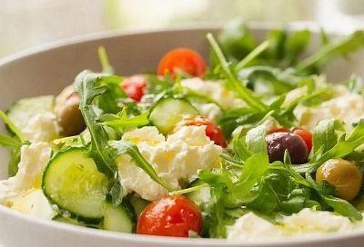 Салат с творожным сыром: готовим на бегу за 10 минут - лёгкий, свежий и сытный без плиты