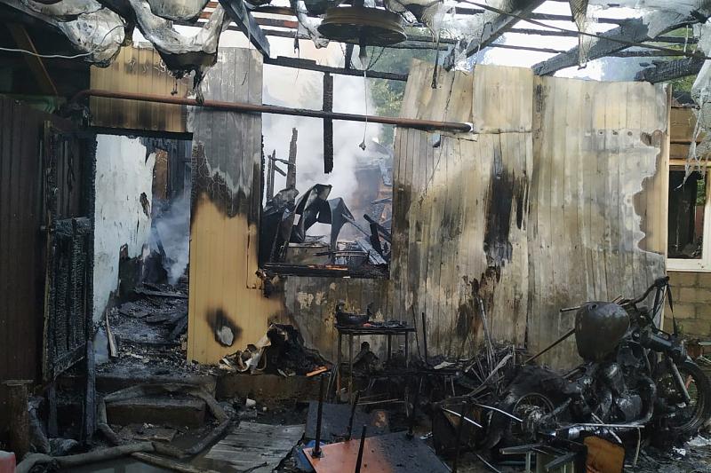 Опубликовано видео с места пожара в частном доме в Краснодаре