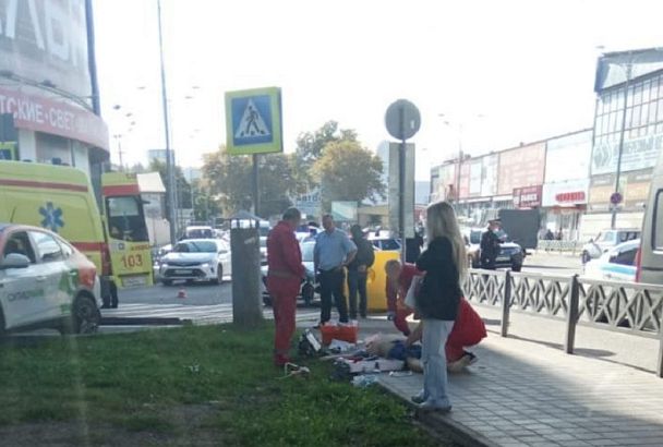 Три автомобиля столкнулись в центре Сочи. Погиб пешеход, переходивший дорогу