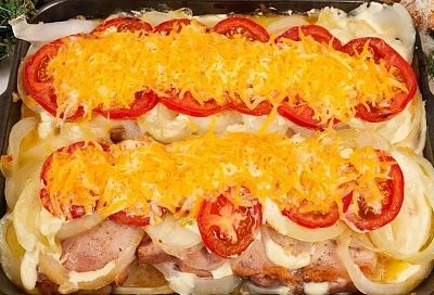 Свинина под новогодней "шубой" - горячая версия любимого салата: сочное мясо в духовке к празднику