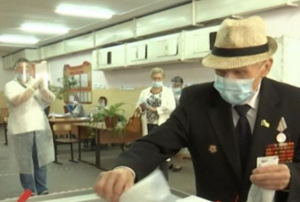 В Ейске 97-летний участник штурма Берлина Василий Стрежнев проголосовал на выборах