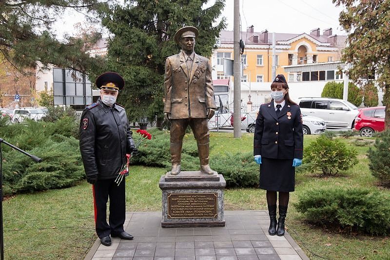 В центре города открыли памятник участковому Ивану Ковалеву