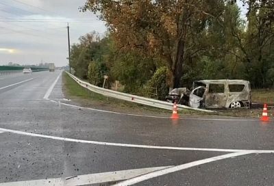 Врезалась в дерево и загорелась: два человека погибли в ДТП с легковушкой на Кубани