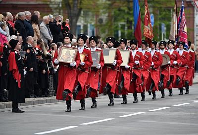Более 10 тыс. человек прошли строем на параде Кубанского казачьего войска в Краснодарском крае