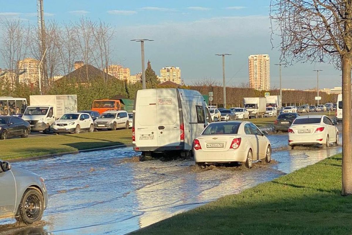 В Краснодаре у парка Галицкого снова забилась канализация