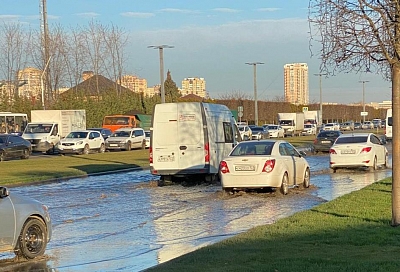 В Краснодаре у парка Галицкого снова забилась канализация