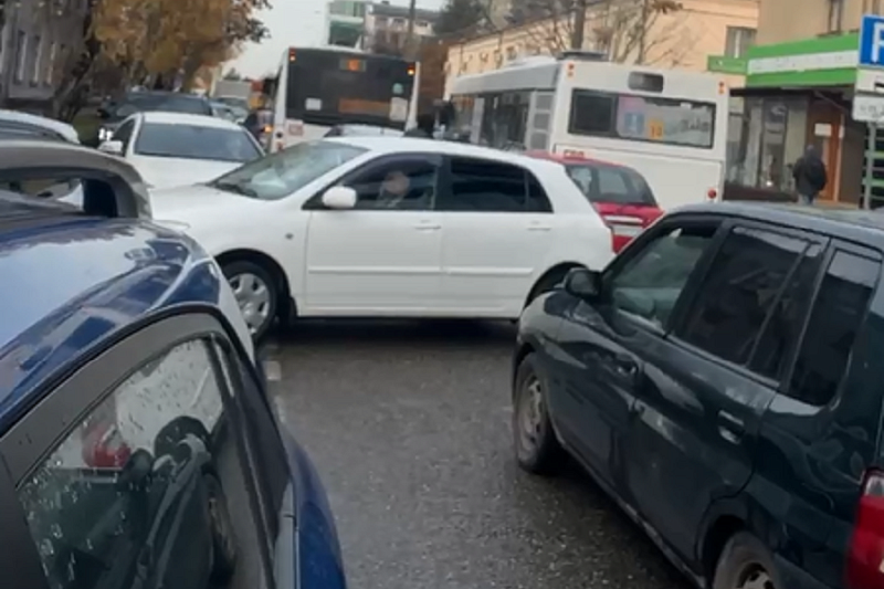 Не проехать: большая пробка образовалась в центре Краснодара