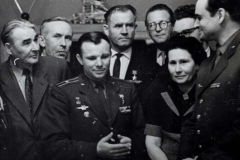 Герой Советского Союза, летчик Захар Сорокин (на снимке – справа за спиной Юрия Гагарина), о нем Юрий Алексеевич сказал: «Мы все учились у Захара Сорокина».