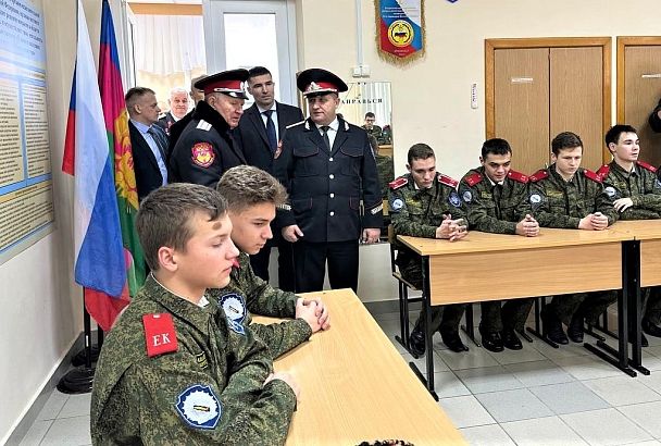 Вице-губернатор Кубани Александр Власов посетил Ейский казачий кадетский корпус