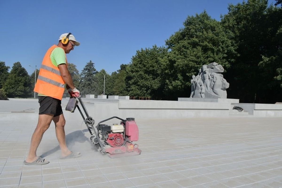 В Чистяковской роще Краснодара завершают реставрацию памятника жертвам фашизма