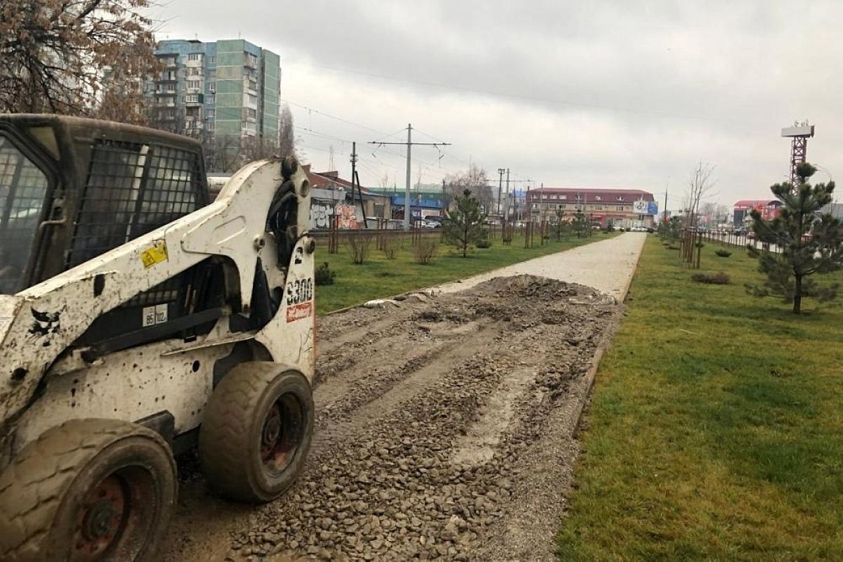 В Краснодаре в сквере «Крымском» начали укладывать тротуарную плитку