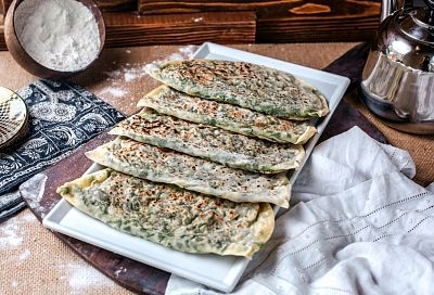 Вкуснее и полезнее, чем чебуреки - кутабы с сочной зеленью внутри. Сытное угощение, которое готовится за полчаса