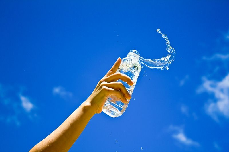 Учите химию: почему врачи не рекомендуют пить минеральную воду постоянно