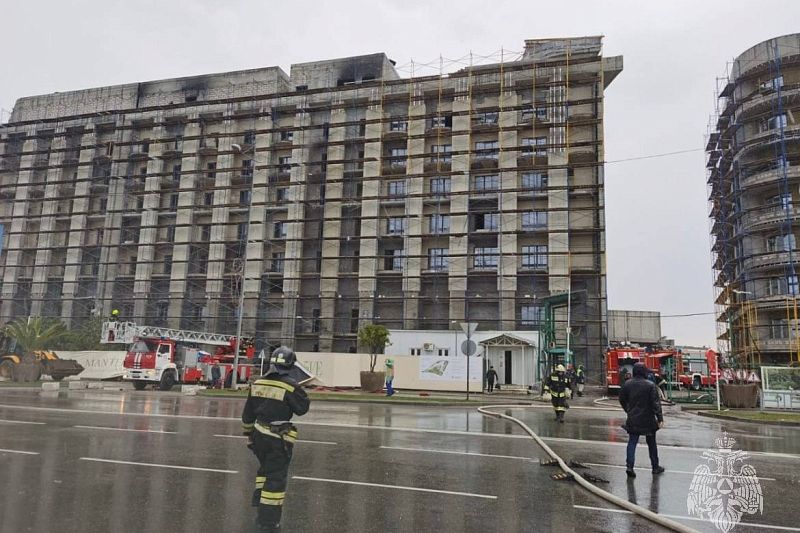 Эвакуировано 100 человек: в Сочи потушили крупный пожар в строящейся многоэтажке