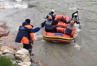 Спасатели в Адыгее пятый день ищут упавших в горную реку туристов