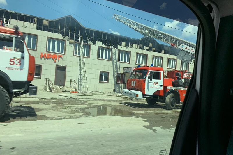 В Краснодарском крае потушили горящую крышу в помещении кафе и магазина