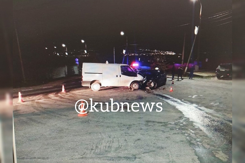 В Новороссийске в ДТП с легковушкой и фургоном пострадали 4 человека, в том числе подросток