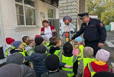 Госавтоинспекция научила дошкольников безопасно переходить дорогу