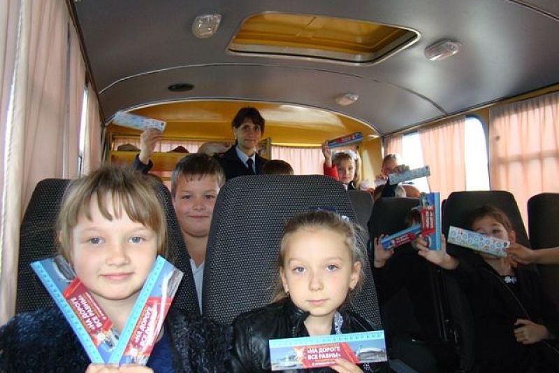 В Краснодарском крае автоинспекторы проводят уроки безопасности в школьных автобусах