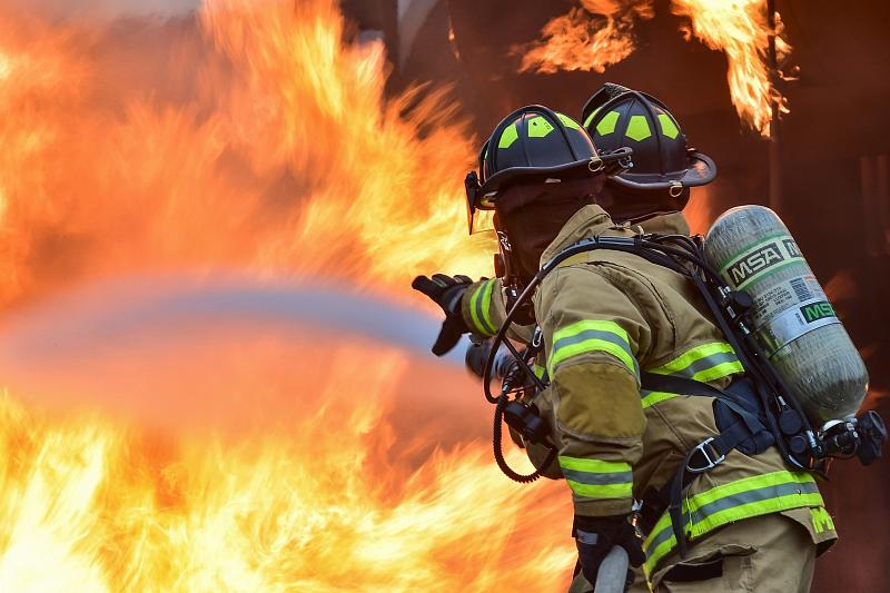 В Ростовской области при возгорании частного дома пенсионер получил ожоги рук