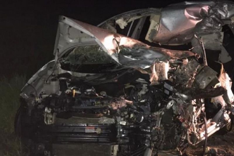 В жестком ночном ДТП с КамАЗом погиб водитель легковушки