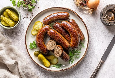 Измельчаю печень с салом, добавляю манку и молоко — и через час в духовке готова нежная домашняя колбаса