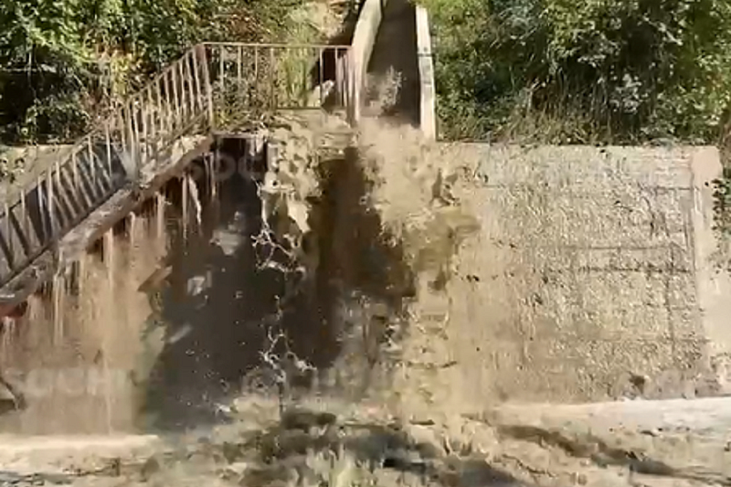 Зловонный водопад: оползень в Сочи повредил магистральный коллектор