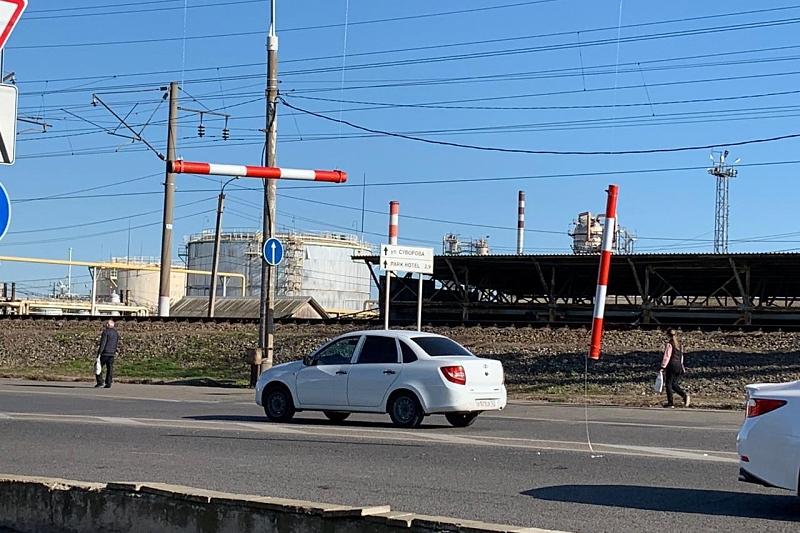 Ограничители для большегрузов на Яблоновском мосту в Краснодаре оказались сбиты сразу же после установки