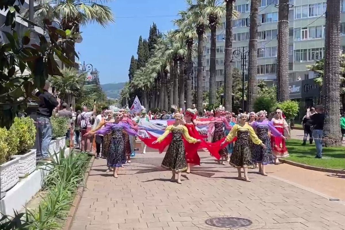  В День города в Сочи прошел Парад Дружбы 