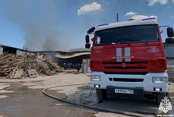 Пожар на складе с древесиной потушили под Краснодаром