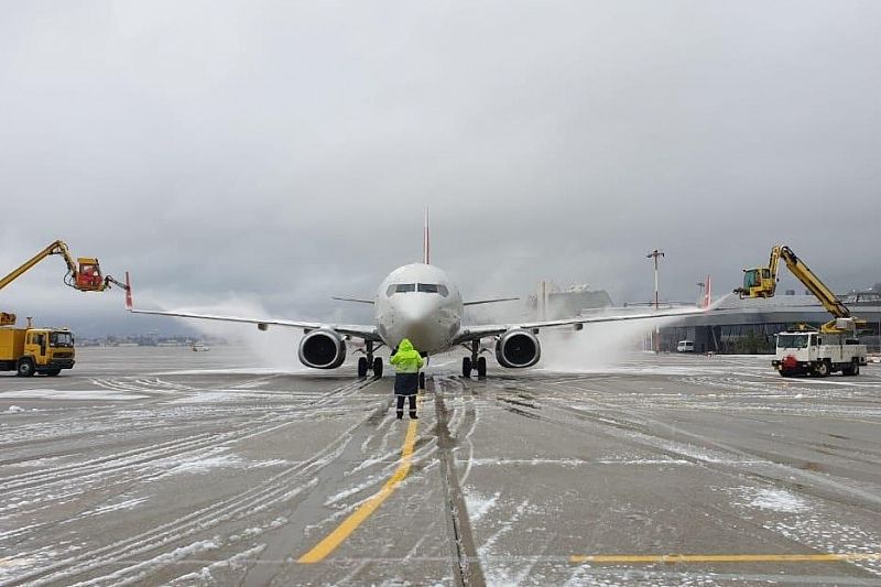 Четыре летевших в Сочи рейса ушли на запасные аэродромы из-за плохой видимости