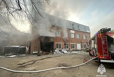 В Краснодаре горит мебельный цех