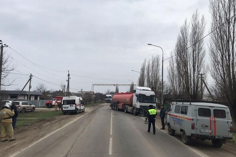 На Кубани водитель и пассажир Kia погибли после столкновения с грузовиком