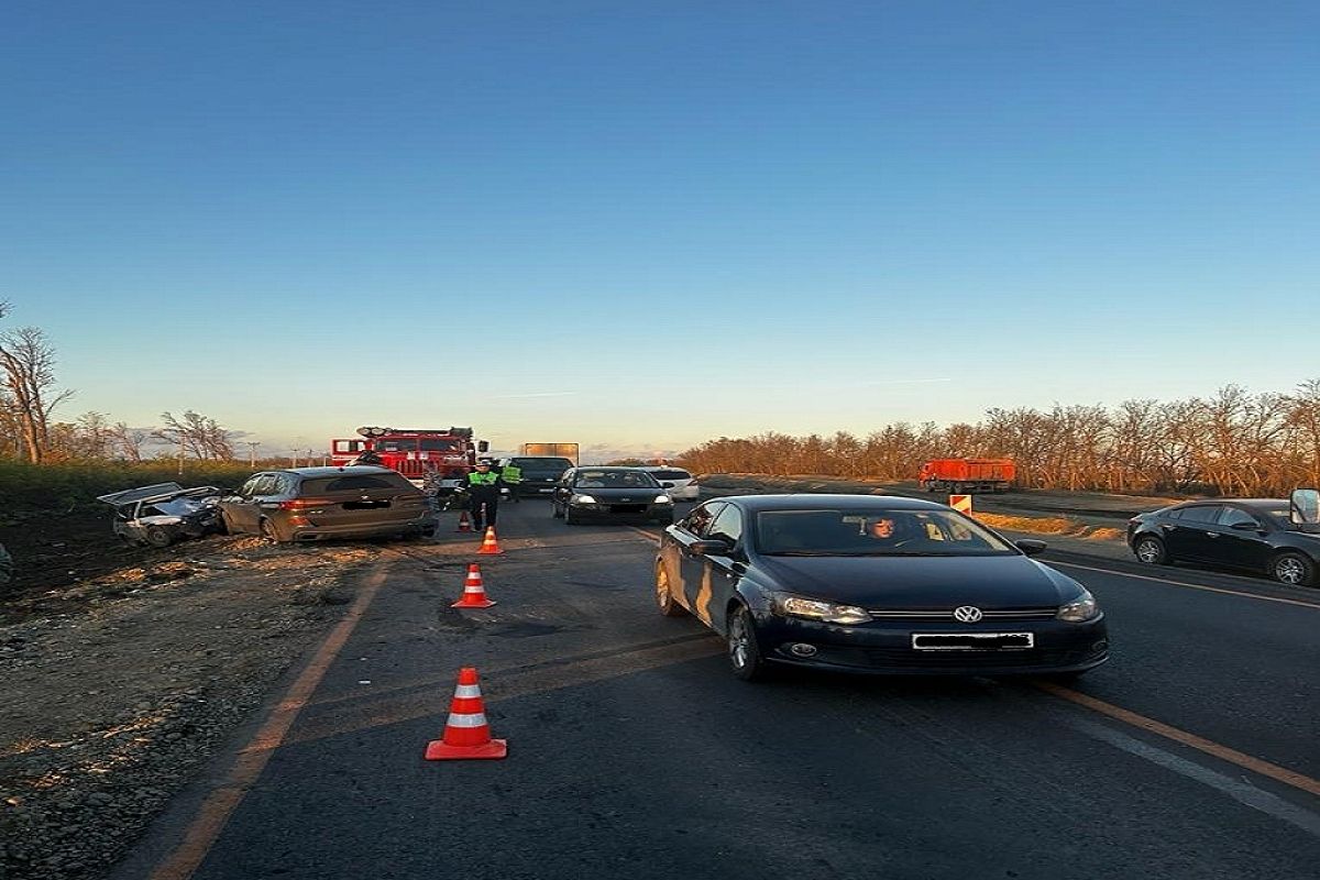 На Кубани водитель BMW выехал на встречку и столкнулся с ВАЗом. Погибла женщина