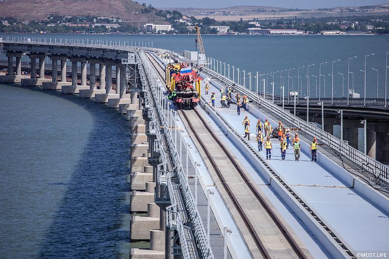 Запуск грузовых поездов по Крымскому мосту перенесли