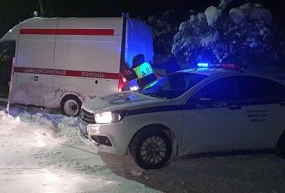 Сотрудники полиции вытащили застрявший в сугробе автомобиль скорой помощи