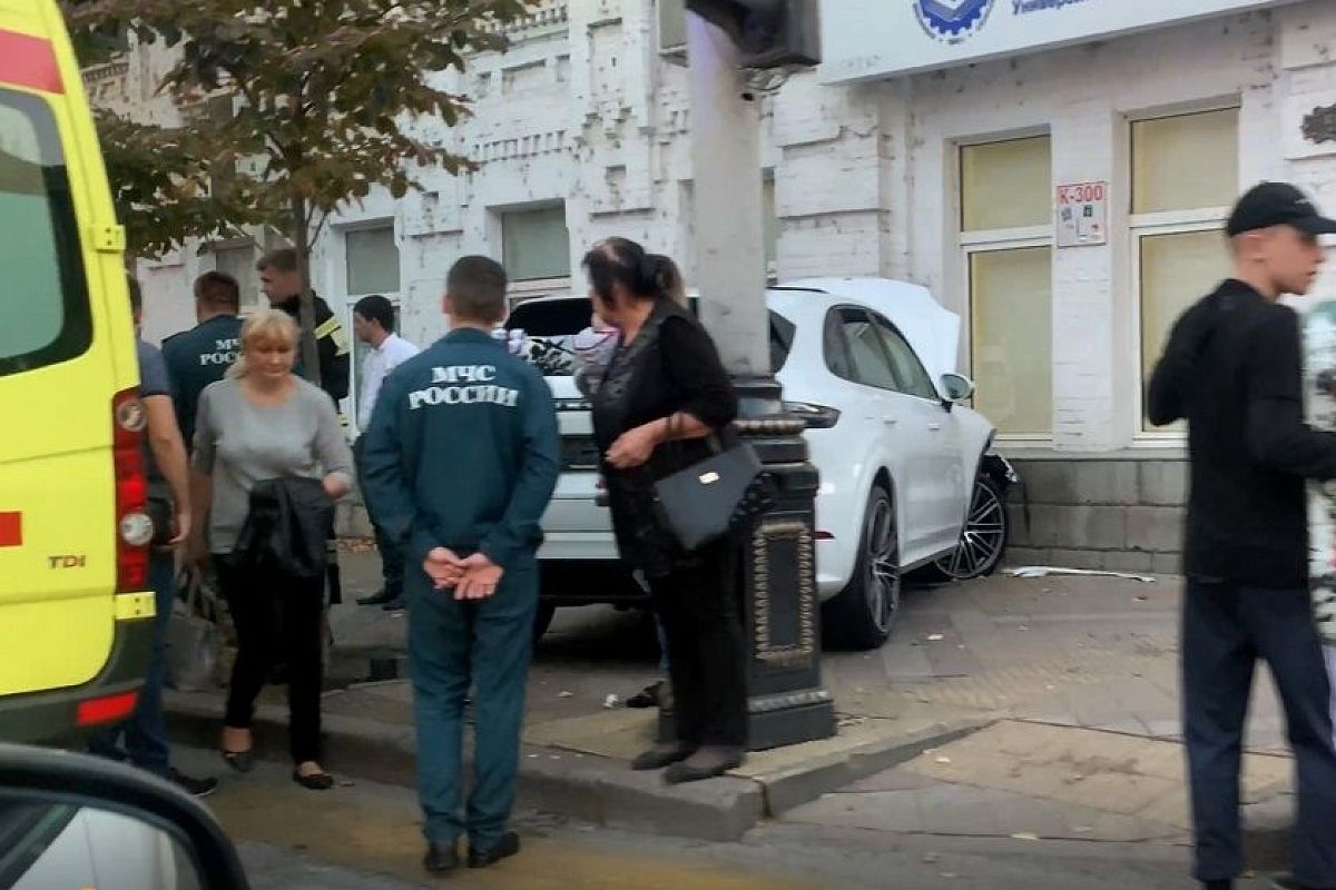 В центре Краснодара водитель на Porsche Cayenne въехал в здание (видео)