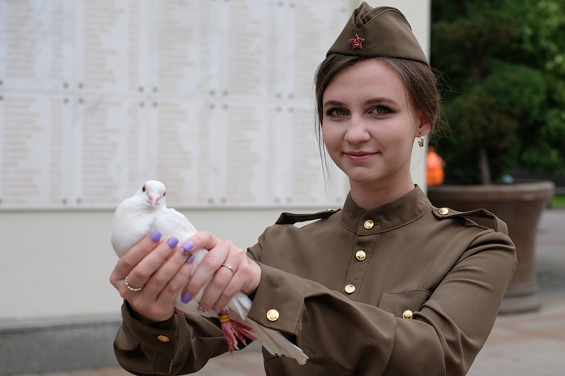 В краснодарском сквере им. Г.К. Жукова в знак приверженности миру юные кубанцы в небо выпустили белых голубей.