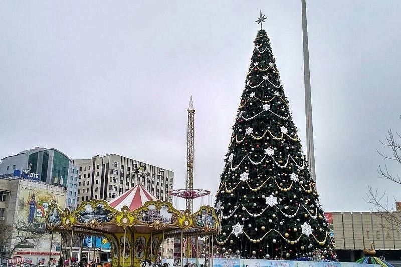 Главную городскую елку демонтируют на Театральной площади Краснодара 14 января