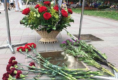 Жители Геленджика несут цветы к «звезде» Иосифа Кобзона