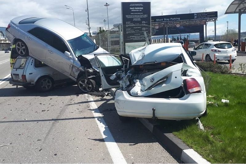 Массовое ДТП с участием трех автомобилей произошло в Сочи