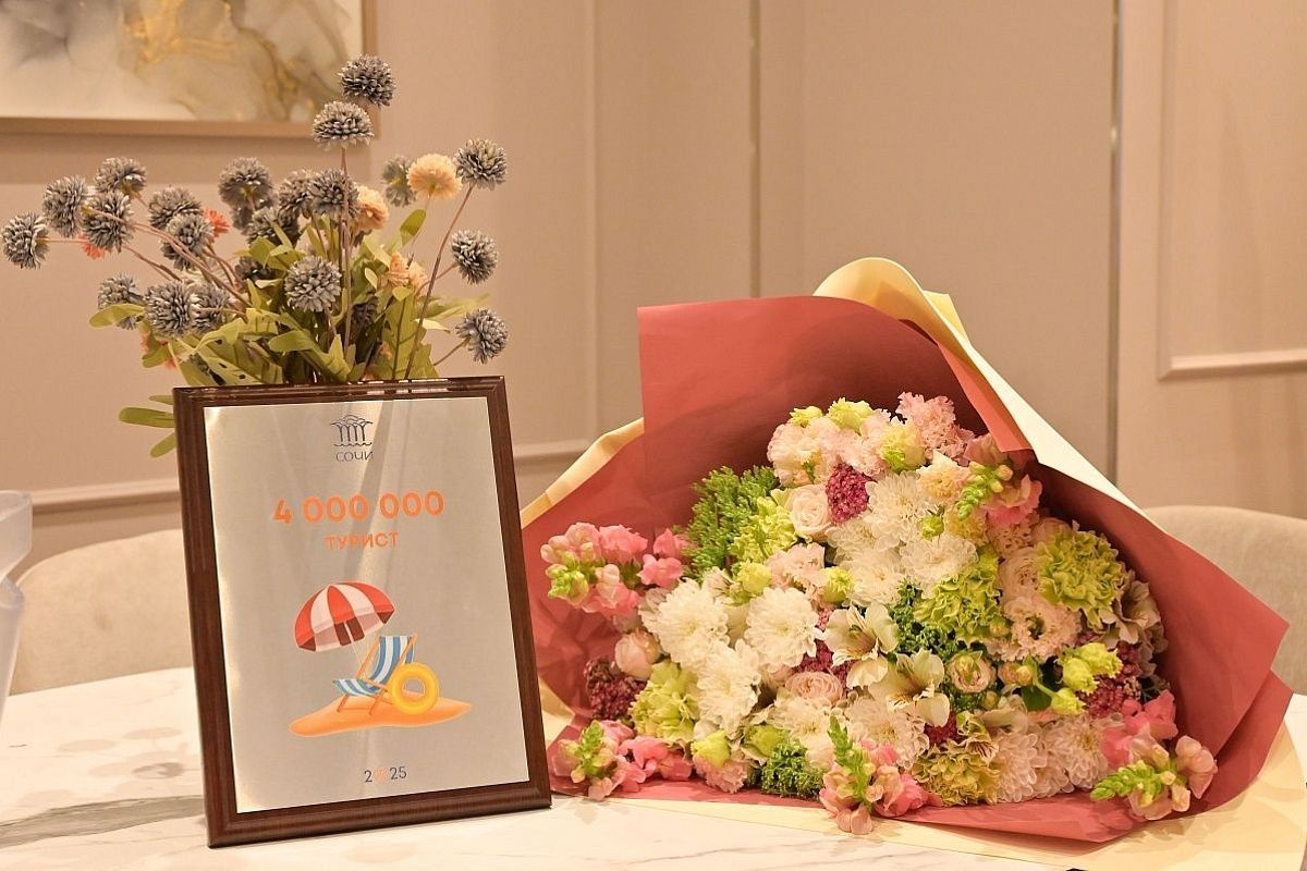 Четыре миллиона туристов: юбилейного гостя в встретили в Сочи