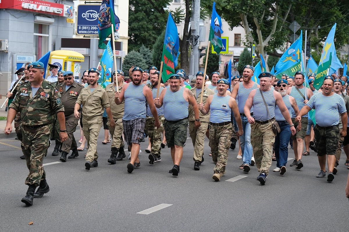 Расплескалась синева: в Краснодаре отметили день ВДВ